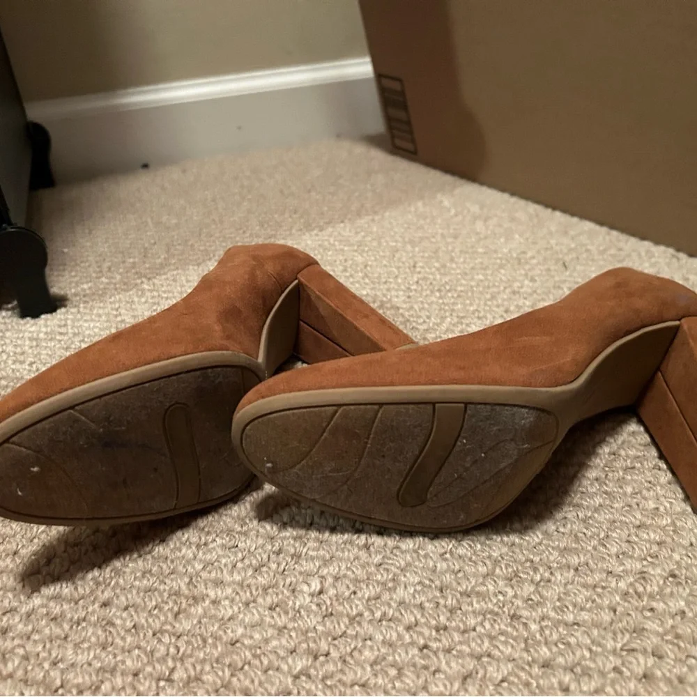✨Moving Sale✨ Women's Tan Block Heel Shoes - Picture 3 of 3